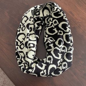 Guess scarf